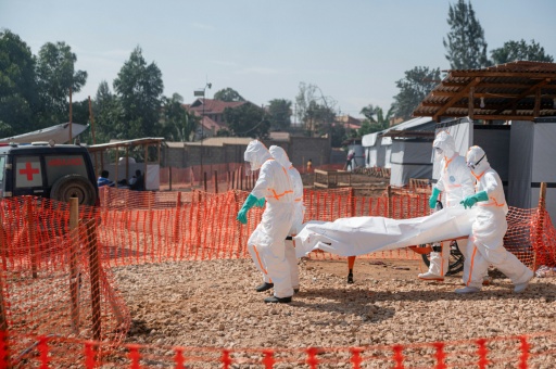 Des agents sanitaires transportent le corps d'une victime du virus Ebola, le 13 juin 2026 à Bunia, dans la province de l'Ituri, en RDC — Jospin Mwisha / AFP
