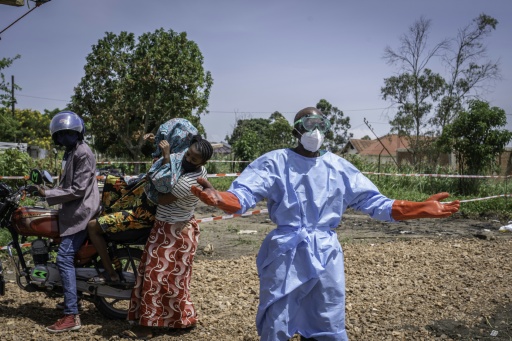 Dieudonné Sezabo, un agent de santé, demande de l'aide pour accueillir une jeune femme soupçonnée d'avoir la maladie Ebola, à l'hôpital de Rwampara, dans le nord-est de la République démocratique du Congo (RDC) le 26 mai 2026 — Glody MURHABAZI / AFP