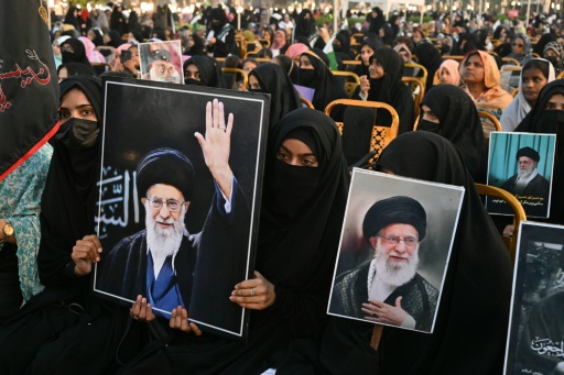 Una inmensa multitud marcha en el cortejo fúnebre del líder iraní Jamenei