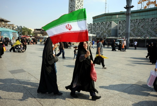 Una mujer sostiene una bandera de Irán durante un acto en apoyo del nuevo líder supremo iraní, Mojtaba Jamenei, el 4 de junio de 2026 en Teherán