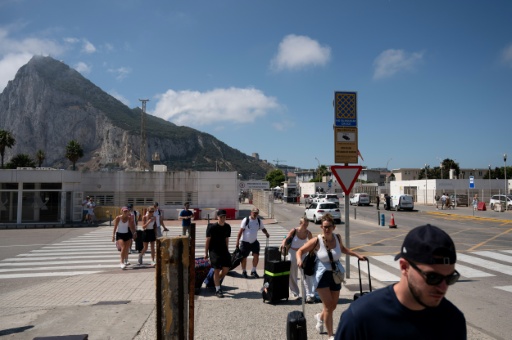 Varias personas cruzan la frontera del territorio británico de Gibraltar con la localidad española de La Línea de la Concepción el 29 de junio de 2026