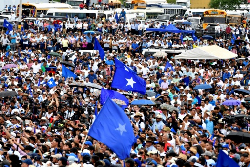 Cientos de simpatizantes del expresidente hondureño Juan Orlando Hernández asisten a un acto de bienvenida en Comayagua, Honduras, el 26 de julio de 2026 — Orlando SIERRA / AFP