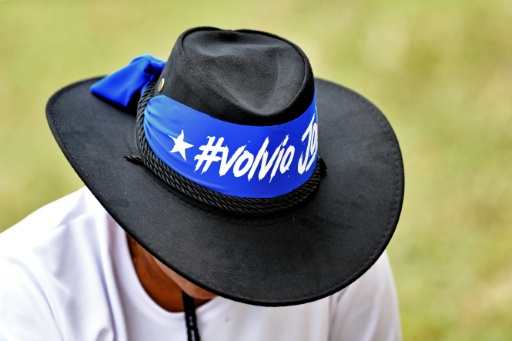 Un hombre porta un sombrero con una frase alusiva a la bienvenida al expresidente hondureño Juan Orlando Hernández en Comayagua, Honduras, el 26 de julio de 2026 — Orlando SIERRA / AFP