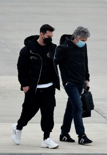 Lionel Messi et son père et agent Jorge, le 13 juillet 2021 à l'aéroport de Rosario — STR / AFP