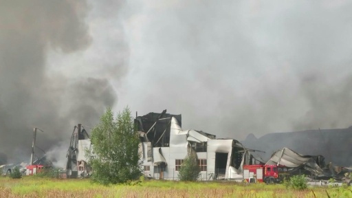 Les pompiers éteignent un incendie dans un entrepôt après une attaque russe mortelle sur Kiev — Viktor Levchuk / AFP