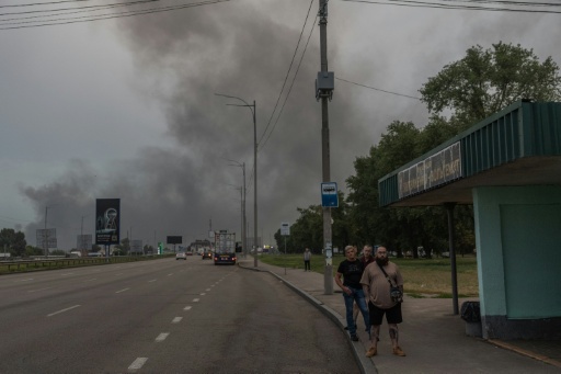 Des habitants attendent à un arrêt de bus à Kiev en Ukraine au lendemain de frappes de missiles balistiques et drones russes, le 5 août 2026 — Roman PILIPEY / AFP
