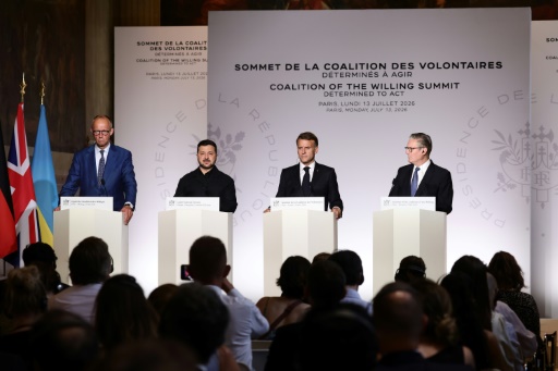 صورة مؤرخة في 13 تموز/يوليو 2026 من قمة باريس لدعم أوكرانيا تظهر من اليسار: المستشار الالماني فريدريش ميرتس والرئيس الأوكراني فولوديمير زيلينسكي والرئيس الفرنسي إيمانويل ماكرون ورئيس الوزراء البريطاني المستقيل كير ستارمر