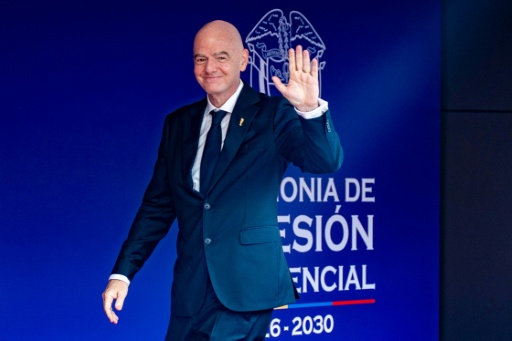 Le président de la Fifa Gianni Infantino salue la foule lors de son arrivée à la cérémonie d'investiture du président colombien Abelardo de la Espriella, le 7 août 2026 — Handout / AFP