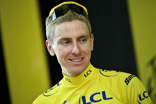 Tadej Pogacar con el maillot amarillo en la ceremonia del podio tras la duodécima etapa del Tour de Francia. En Chalon-sur-Saône (centro de Francia), el 16 de julio de 2026 — Loic VENANCE / AFP