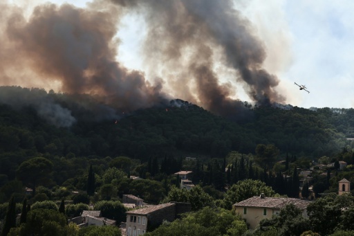 Var: un "feu toupie" contenu mais des reprises dues au vent