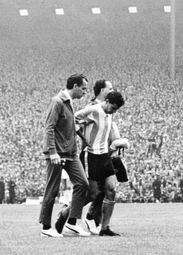 أدى طرد قائد منتخب الأرجنتين أنطونيو راتين في مباراة ربع نهائي كأس العالم 1966 أمام إنكلترا إلى إعتماد البطاقات الحمراء والصفراء في كرة القدم