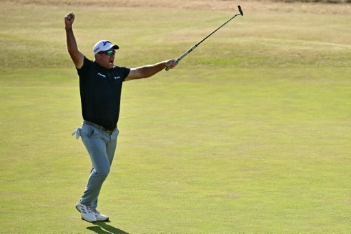 New Zealander Fox wins British Open on final hole