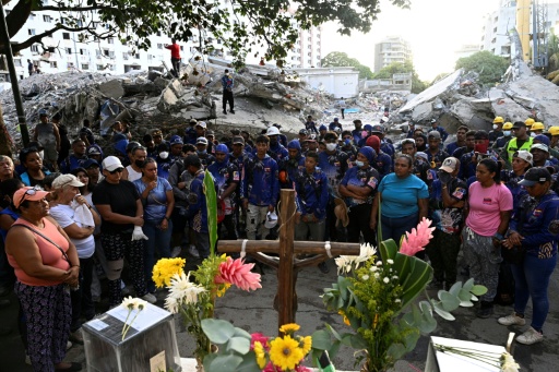 Um minuto de silêncio entre escombros na Venezuela, um mês após terremotos