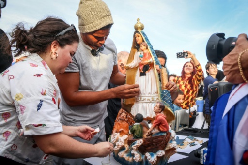 El disidente cubano Luis Manuel Otero Alcántara volvió a ensamblar una estatua rota que trajo desde Cuba de la Virgen de la Caridad del Cobre, patrona de la isla, durante una reunión con miembros del exilio cubano en el Santuario Nacional de Nuestra Señora de la Caridad en Miami, el 18 de julio de 2026. — Giorgio Viera / AFP