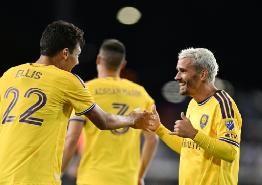 Antoine Griezmann (derecha) celebra un gol con sus compañeros del Orlando City en la victoria ante San Jose Earthquakes el 22 de julio de 2026 — Brandon Vallance
