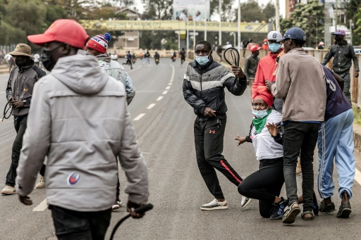 Hombres armados acorralan a un manifestante durante unos disturbios en junio de 2025 en Kenia