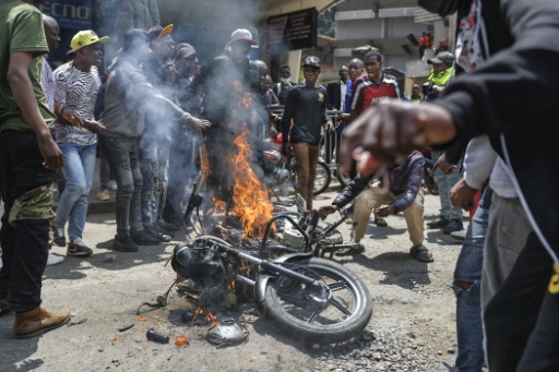 Manifestantes queman motos que pertenecen a su puestos 'goons' durante unas protestas en julio de 2024 en Kenia
