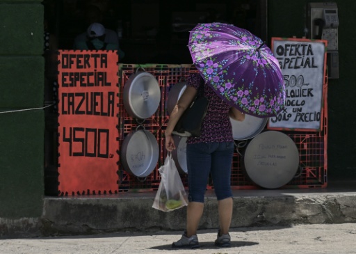 Una mujer mira los precios de ollas para cocinar en una tienda privada durante un apagón nacional en La Habana, el 14 de julio de 2026. La red eléctrica de Cuba falló por tercera vez en menos de 10 días, provocando otro apagón en todo el país, informó la empresa eléctrica nacional el 14 de julio de 2026.