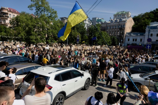 Des manifestants rassemblés à Kiev contre la décision du président ukrainien Volodymyr Zelensky de limoger le ministre de la Défense Mykhaïlo Fedorov, le 16 juillet 2026 en Ukraine — Tetiana DZHAFAROVA / AFP