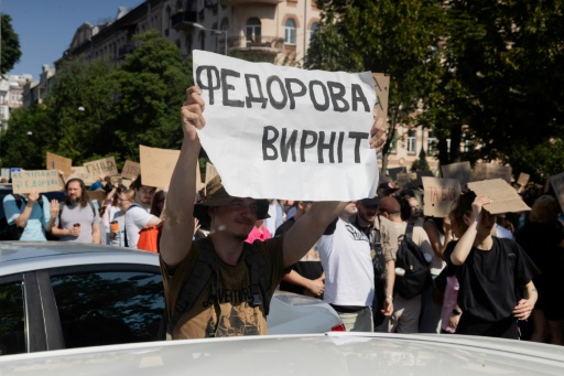 Des manifestants rassemblés à Kiev contre la décision du président ukrainien Volodymyr Zelensky de limoger le ministre de la Défense Mykhaïlo Fedorov, le 16 juillet 2026 en Ukraine — Tetiana DZHAFAROVA / AFP