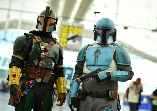 Des fans déguisés en chasseurs de primes de l'univers "Star Wars", le 22 juillet 2026 lors du Comic-Con à San Diego, en Californie — Chris DELMAS / AFP