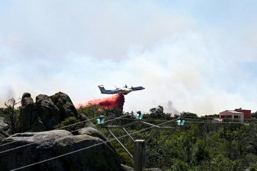 Un avion Dash au-dessus d'un incendie à Montalba-le-Château (au nord des Pyrénées-Orientales), le 5 juillet 2026