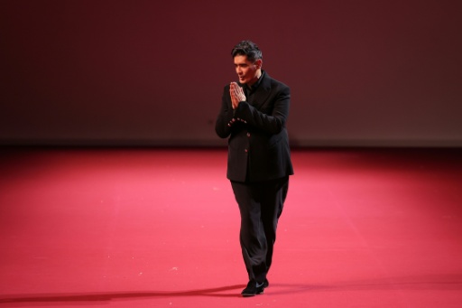 El diseñador indio Manish Malhotra saluda tras su desfile en la Semana de la Alta Costura de París, el 8 de julio de 2026
