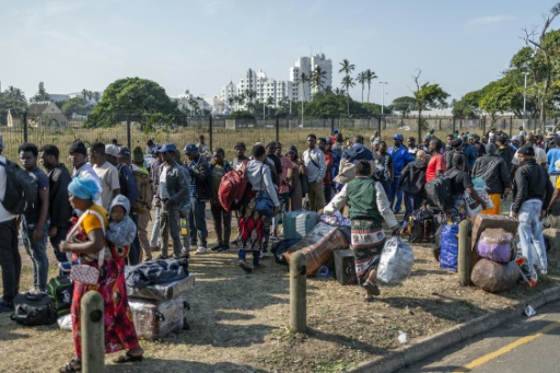 Extranjeros abandonan Sudáfrica con la ayuda de sus países de origen