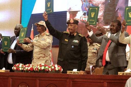قائد الجيش السوداني عبد الفتاح البرهان وقائد قوات الدعم السريع محمد حمدان دقلو في الخرطوم في 5 كانون الأول/ديسمبر 2022 — اشرف الشاذلي