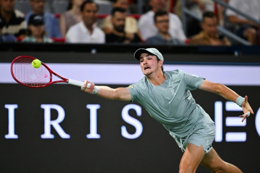 El brasileño Joao Fonseca responde una pelota ante el noruego Casper Ruud durante su partido de tercera ronda de individuales, en la sexta jornada del torneo ATP 1000 National Bank Open presentado por Rogers, en el Stade IGA, en Montreal, el 7 de agosto de 2026 — Minas Panagiotakis