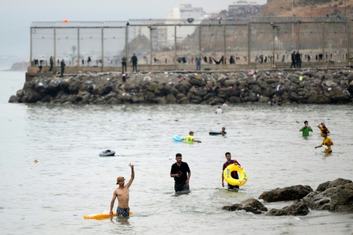 Le premier ministre espagnol Pedro Sanchez (C) et le ministre de Interieur Fernando Grande Marlaska à Ceuta le 31 juillet 2026 — JORGE GUERRERO / AFP