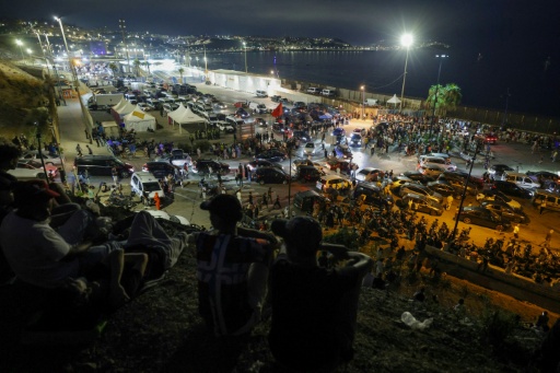 Des migrants se rassemblent à Bab Sebta, à la frontière entre le Maroc et l'enclave espagnole de Ceuta, le soir du 30 juillet 2026 — Abdelmajid BZIOUAT / AFP