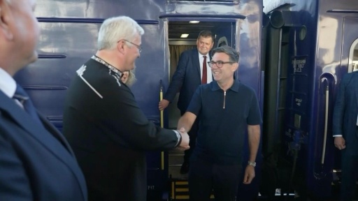 Andy Burnham arrive à Kiev pour sa première visite à l’étranger en tant que Premier ministre