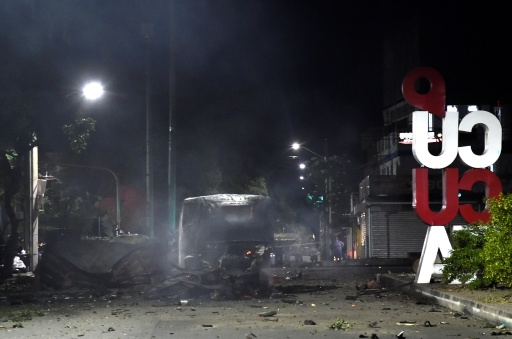 Des policiers établissent un cordon après l'explosion d'un camion bourré d'explosif près d'un commissariat de police dans la ville colombienne de Cúcuta, près de la frontière avec le Venezuela, le 1er août 2026 — Schneyder Mendoza / AFP