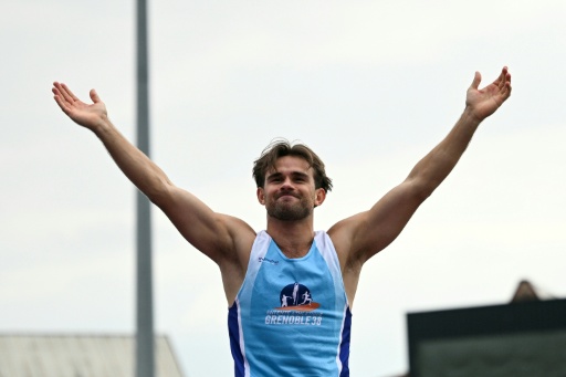 Mathieu Collet lors de la finale du concours de perche des Championnats de France d'athlétisme, le 26 juillet 2026 à Albi — Matthieu RONDEL / AFP
