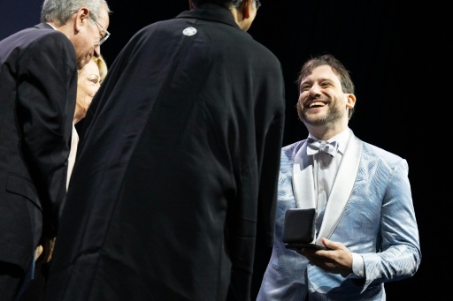 Le mathématicien canadien Jacob Tsimerman recevant la médaille Fields à Philadelphie aux Etats-Unis, le 23 juillet 2026 — Erin Blewett / AFP