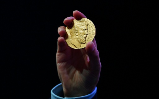 La médaille Fields consiste en un médaillon en or arborant le visage d'Archimède et une récompense de 15.000 dollars canadiens — CARL DE SOUZA / AFP