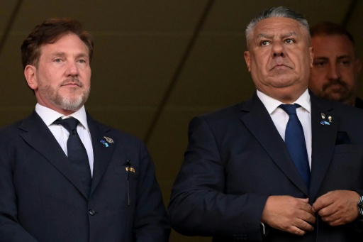 Le président de la Confédération sud-américaine de football (Conmebol), Alejandro Dominguez (g.), et le président de l'Association du football argentin, Claudio Tapia, assistent à un match de la Coupe du monde 2026, à Kansas City, dans le Missouri, le 11 juillet 2026 — JUAN MABROMATA / AFP