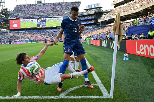 O defensor paraguaio Matías Galarza (à esquerda) disputa a bola com o francês Kylian Mbappé durante uma partida das oitavas de final da Copa do Mundo na Filadélfia, Estados Unidos, em 4 de julho de 2026.