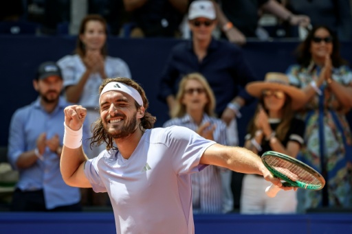 Le Grec Stefanos Tsitsipas  remporte son premier titre depuis près d'un an et demi en battant le Belge Raphaël Collignon en finale du tournoi ATP 250 de Gstaad sur terre battue — Fabrice COFFRINI / AFP