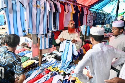 Un vendedor de la calle con camisetas de Argentina a dos días de la final del Mundial. En Daca (Bangladés), el 17 de julio de 2026 — MUNIR UZ ZAMAN / AFP