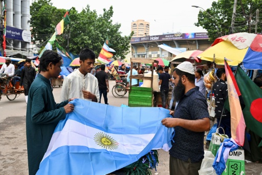 Un vendedor de la calle con una bandera de Argentina a dos días de la final del Mundial. En Daca (Bangladés), el 17 de julio de 2026 — MUNIR UZ ZAMAN / AFP