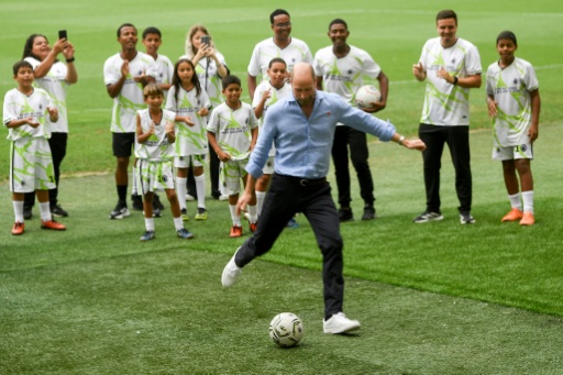El rey Carlos III "odia el fútbol", revela su hijo Guillermo en un podcast