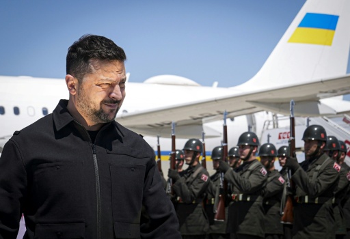 El presidente ucraniano, Volodimir Zelenski, pasa frente a una guardia de honor tras aterrizar en el aeropuerto turco de Esenboga para asistir a la cumbre de la OTAN, el 7 de julio de 2026 en Ankara