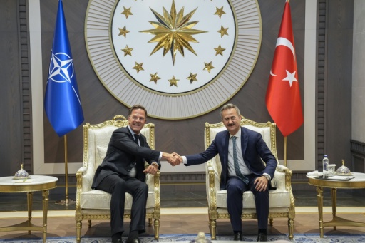 El secretario general de la OTAN, Mark Rutte (izq), y el presidente de la Agencia de la Industria de Defensa turca, Haluk Gorgun, se reúnen tras la llegada del primero a Turquía con motivo de la cumbre de la Alianza Atlántica, el 6 de julio de 2026 en Ankara