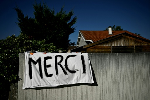 Someone had placed a white sheet bearing the words 'thank you' on garden wall — Philippe Lopez / AFP