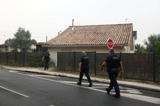 Des CRS en patrouille dans la commune de Saint-Médard-en-Jalles, près de Bordeaux, où un ordre d'évacuation a été émis en raison des feux de forêts, le 25 juillet 2026 — ROMAIN PERROCHEAU / AFP