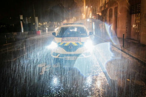 Une voiture de la police municipale dans une rue de Lyon pendant un orage, le 16 juillet 2026 — OLIVIER CHASSIGNOLE / AFP