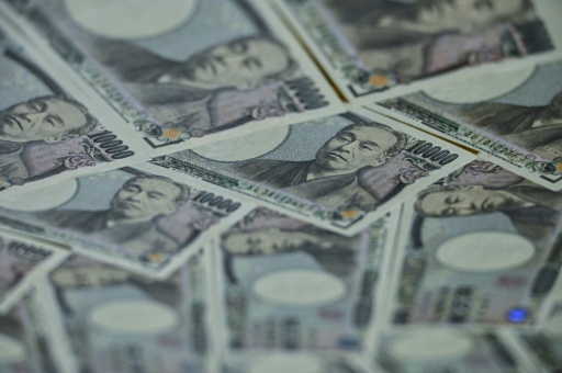 Tech bounce lifts Asia stocks, oil extends gains on US-Iran fears