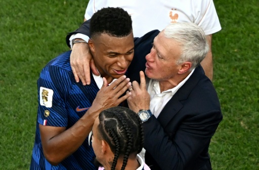 El delantero francés Kylian Mbappé celebra con su entrenador, Didier Deschamps, tras ganar el partido de octavos de final del Mundial ante Paraguay el 4 de julio de 2026 en Filadelfia
